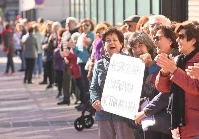 Cadena humana del centro de mayores de Arca Real alrededor del Mercadona.