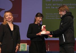 El concejal de Cultura entrega el Premio Velo de Honor a Carmen Werner, ante la presencia de Lola Eiffel, este lunes en el Teatro Principal.