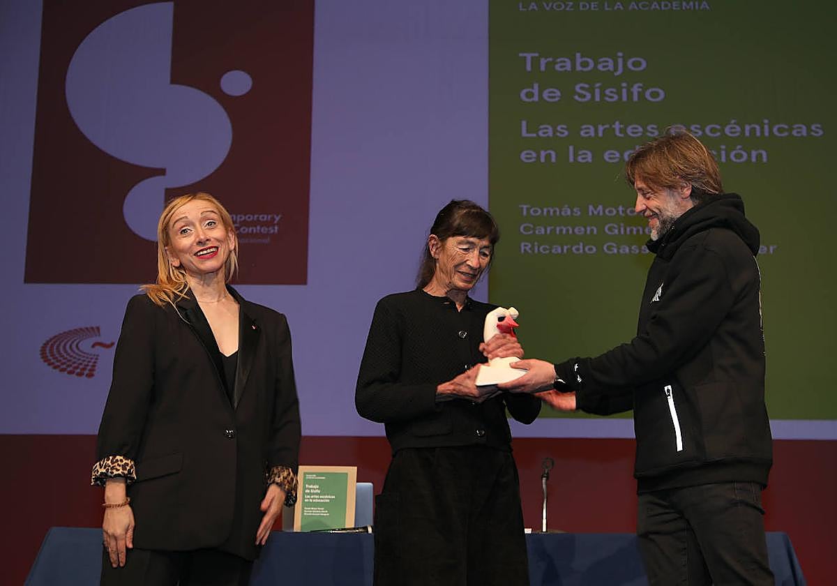 El concejal de Cultura entrega el Premio Velo de Honor a Carmen Werner, ante la presencia de Lola Eiffel, este lunes en el Teatro Principal.