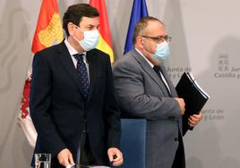 Carlos Fernández Carriedo y Alejandro Vázquez, ambos con mascarilla, en un Consejo de Gobierno de enero de 2022.