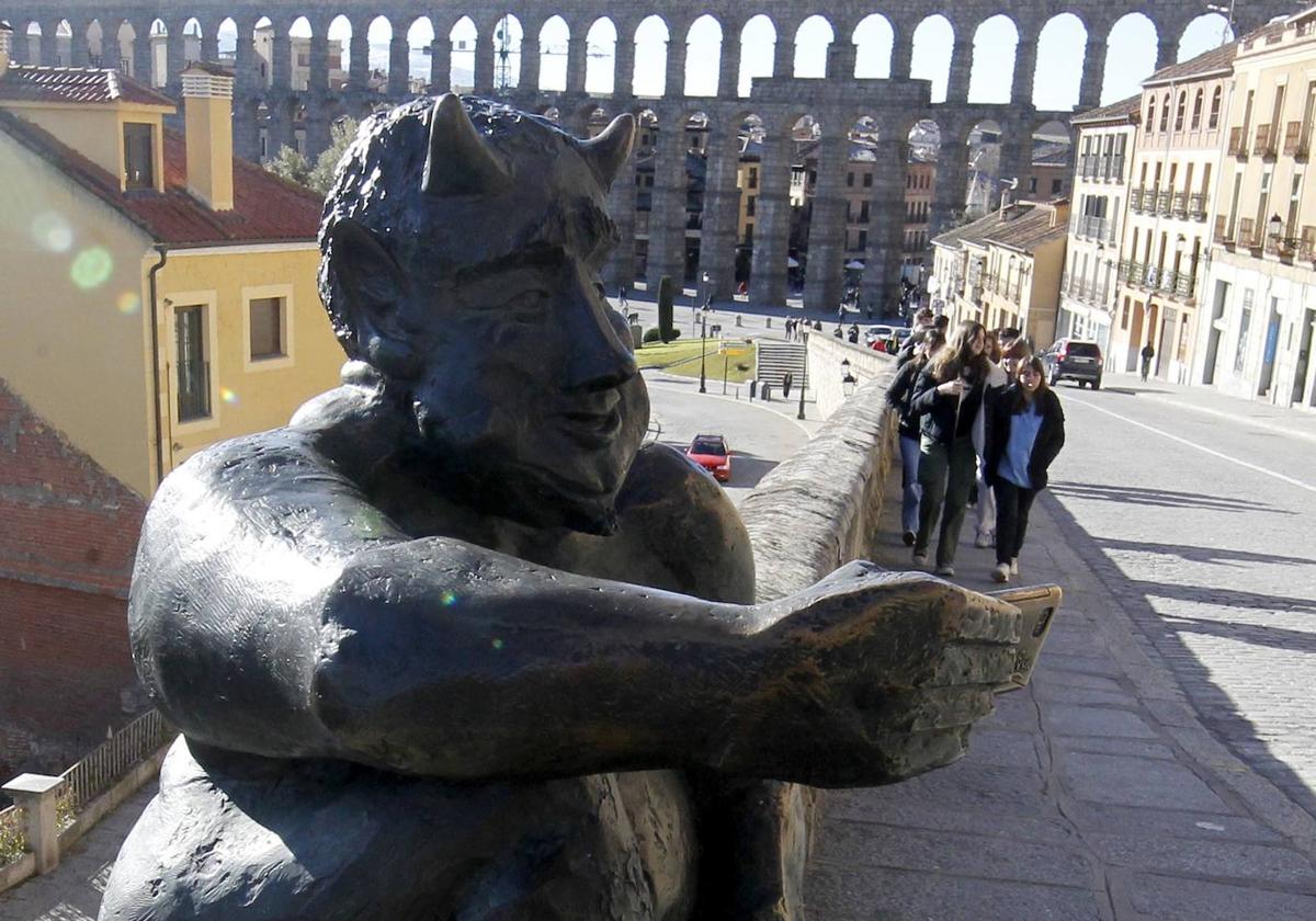 La escultura del diablillo, en su actual ubicación de la calle San Juan.