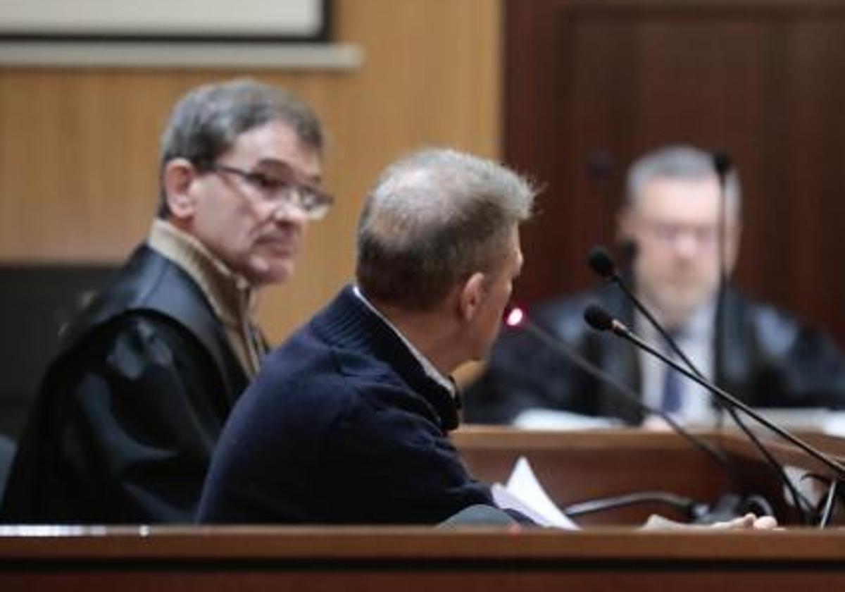 El acusado, en primer término, durante su declaración en la Audiencia Provincial.