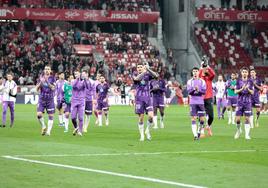 Los jugadores del Real Valladolid se dirigen al fondo donde se ubicó la afición blanquivioleta.