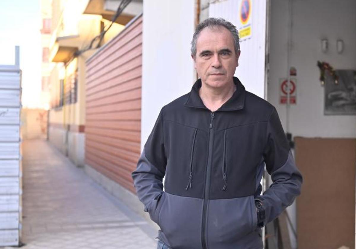 Un vecino de la calle Estación: «Me he gastado 400 euros para protegerme de los patinetes»