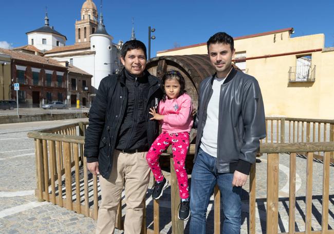 Pablo Sánchez, alcalde de Rueda junto a Willy y Annie Sánchez.