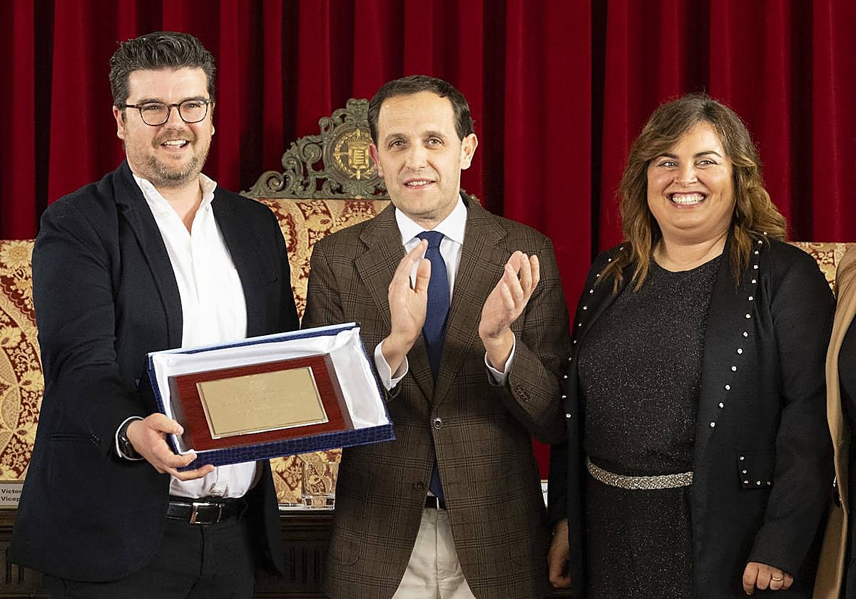 Conrado Íscar, en el centro, con Rodrigo Ucero y Laura Negro.