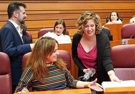 La procuradora socialista Judith Villar, a la derecha, ocupa su escaño en las Cortes de Castilla y León en sustitución de Ángel Hernández, que renunció a sus cargos al verse involucrado en un caso de violencia de género.