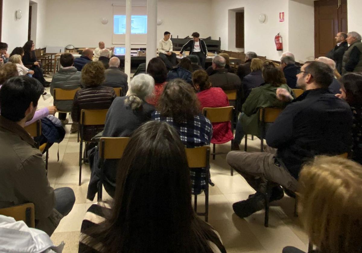 Reunión en el salón de actos del Ayuntamiento de Matilla de los Caños.