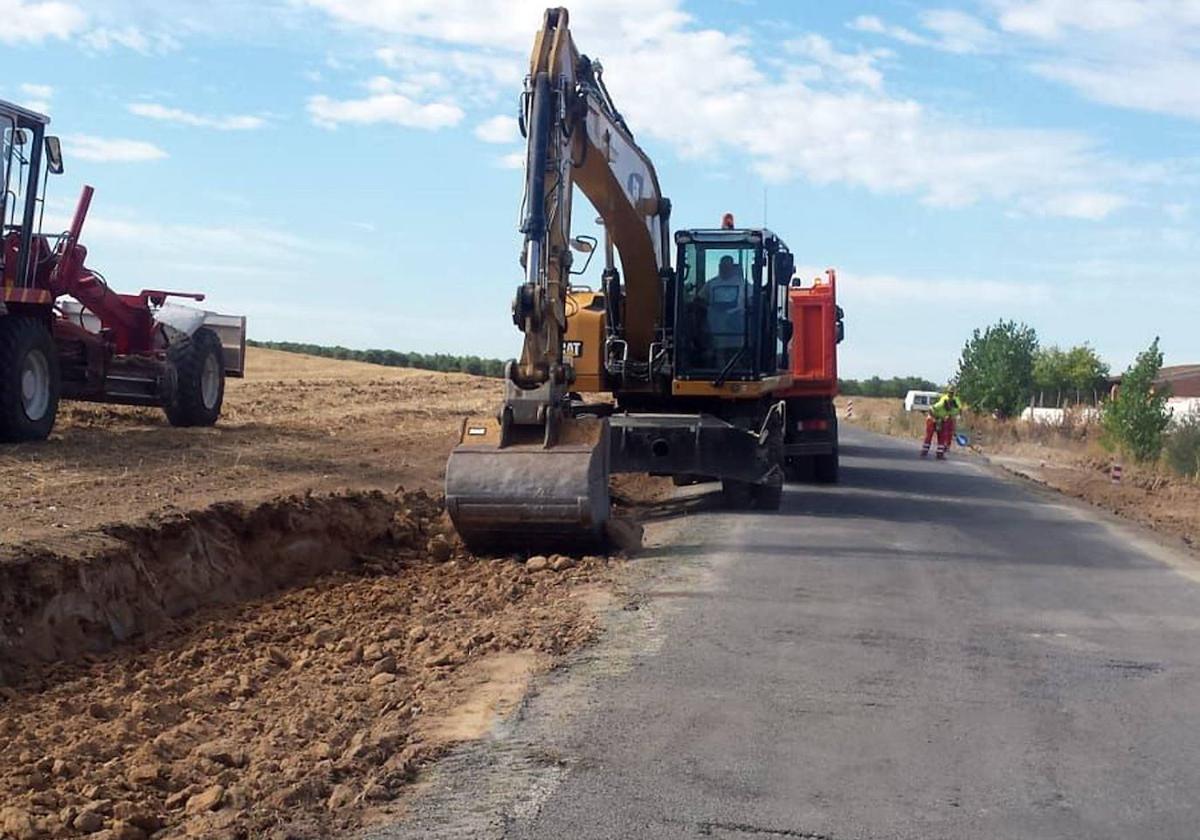 Obras en una carretera de la provincia.