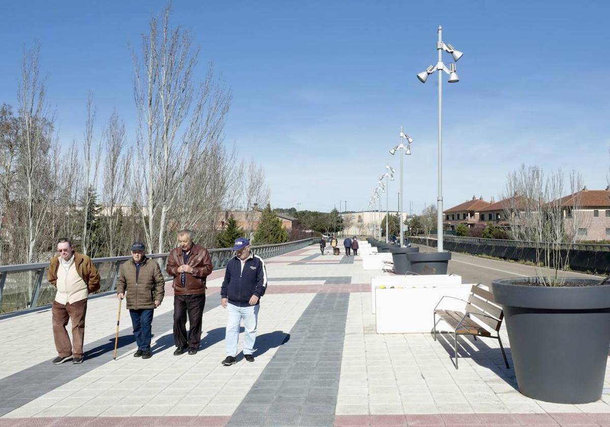 Varios peatones caminan por el puente de Santa Teresa, después de su reparación.