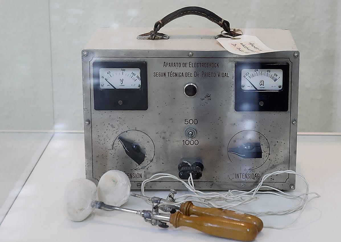 Imagen secundaria 1 - Camisas de fuerza en una de las vitrinas. Abajo, aparato de 'electroshock' ideado por Prieto Vidal a su vuelta de Italia en 1938 y bañera con orificios para baños relajantes a las enfermas.
