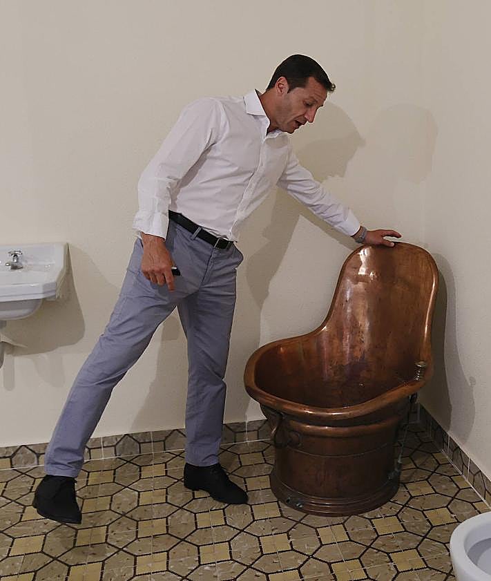 Imagen secundaria 2 - Camisas de fuerza en una de las vitrinas. Abajo, aparato de 'electroshock' ideado por Prieto Vidal a su vuelta de Italia en 1938 y bañera con orificios para baños relajantes a las enfermas.