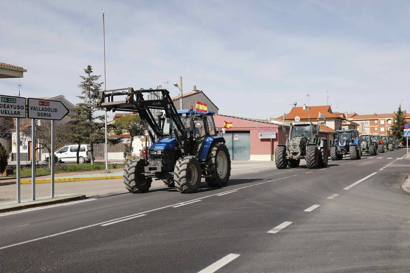 La sálida de los tractores hacia Madrid desde Peñafiel, en imágenes