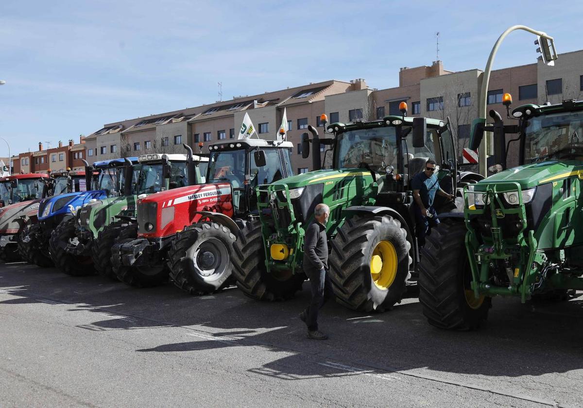 La sálida de los tractores hacia Madrid desde Peñafiel, en imágenes