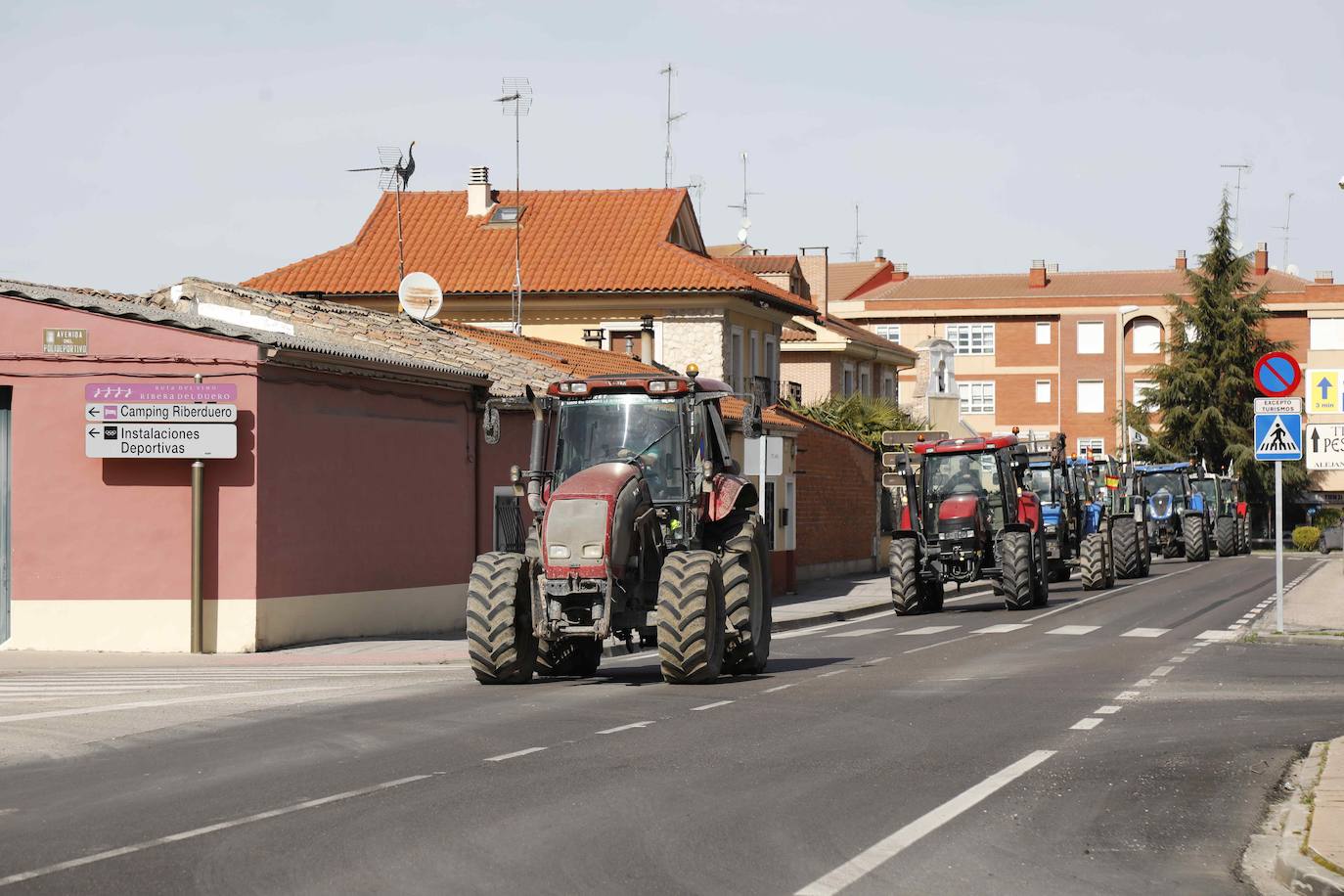 La sálida de los tractores hacia Madrid desde Peñafiel, en imágenes