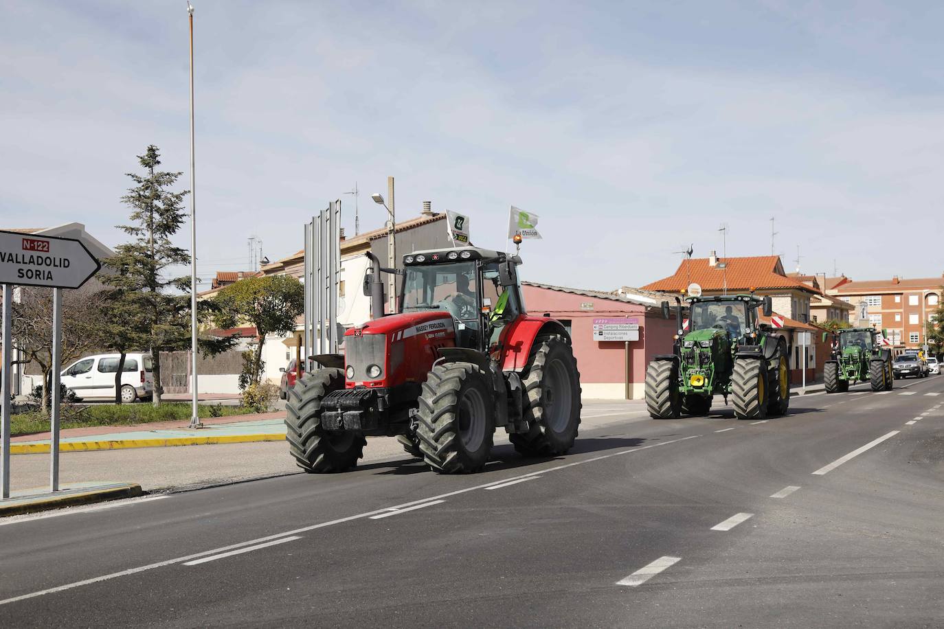 La sálida de los tractores hacia Madrid desde Peñafiel, en imágenes