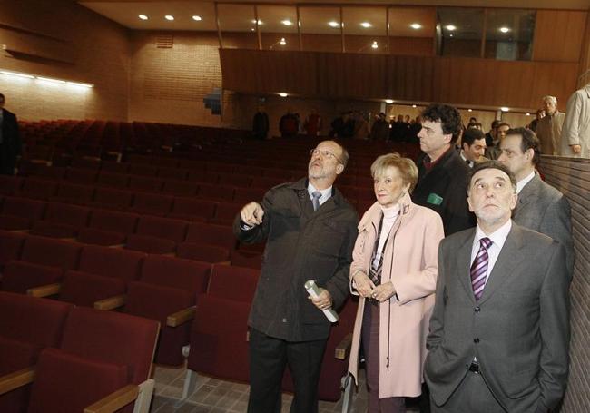 El entonces alcalde, Francisco Javier León de la Riva; la que fuera vicepresidenta del Gobierno, María Teresa Fernández de la Vega; y el entonces delegado del Gobierno, Miguel Alejo, durante la inauguración del teatro de Parquesol en 2010.