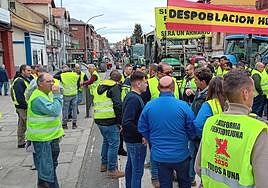 Agricultores y ganaderos, con pancartas y banderas, cortan la travesía de San Rafael.