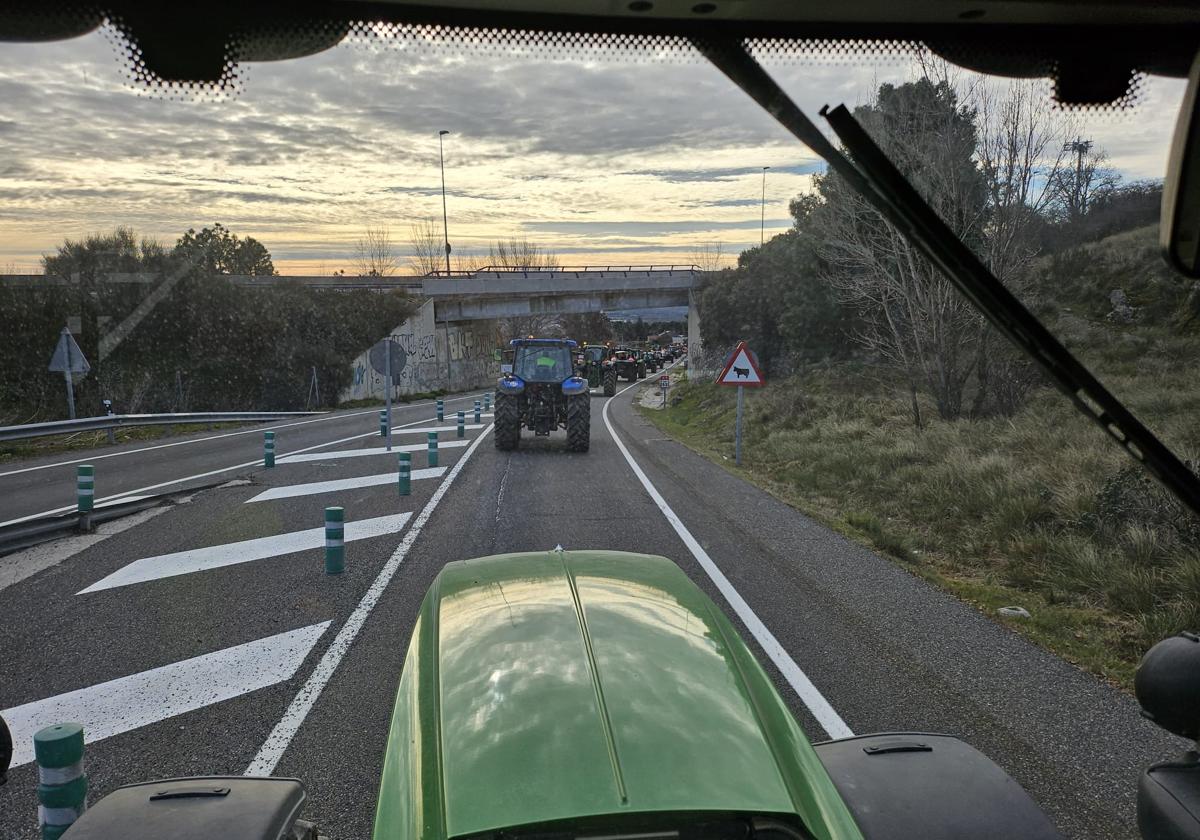 Los tractores procedentes de Castilla y León, en la bajada del Alto del León, en Guadarrama.