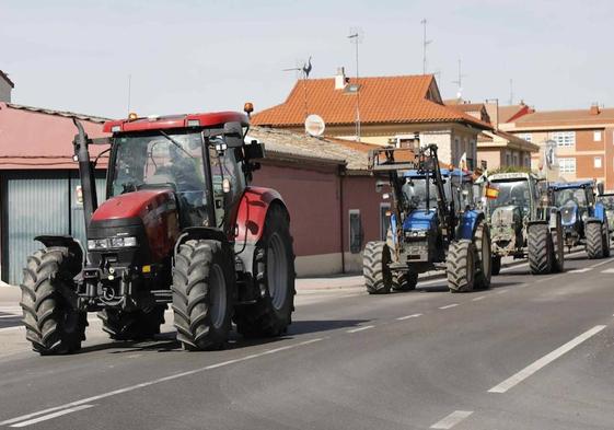 Un grupo de tractores este martes a mediodía, a la salida de Peñafiel, en dirección a Madrid.