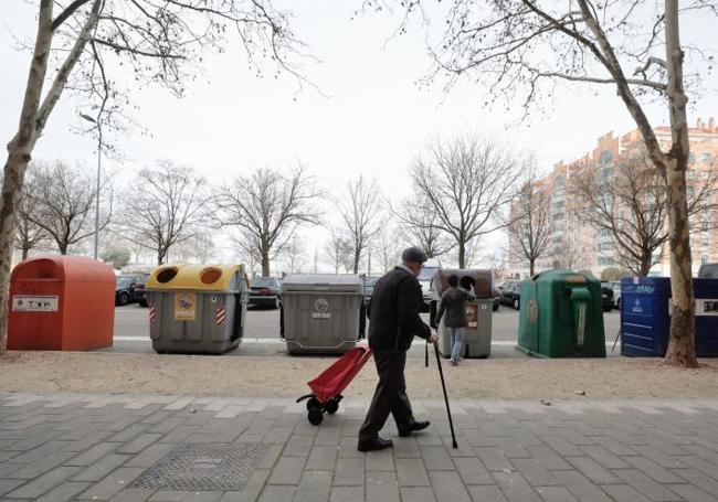 Seis contenedores de reciclaje en las aceras de Parquesol.