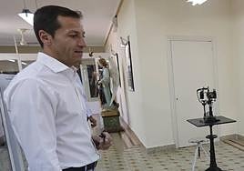 El director gerente del Centro Sociosanitario Hermanas Hospitalarias, Javier Arellano, en el museo del centro.