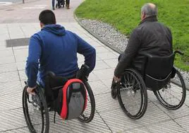 Dos personas en silla de ruedas.