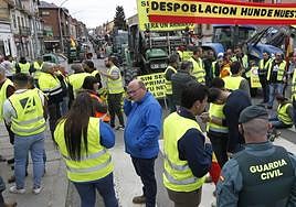 La caravana de tractores corta la travesía de San Rafael
