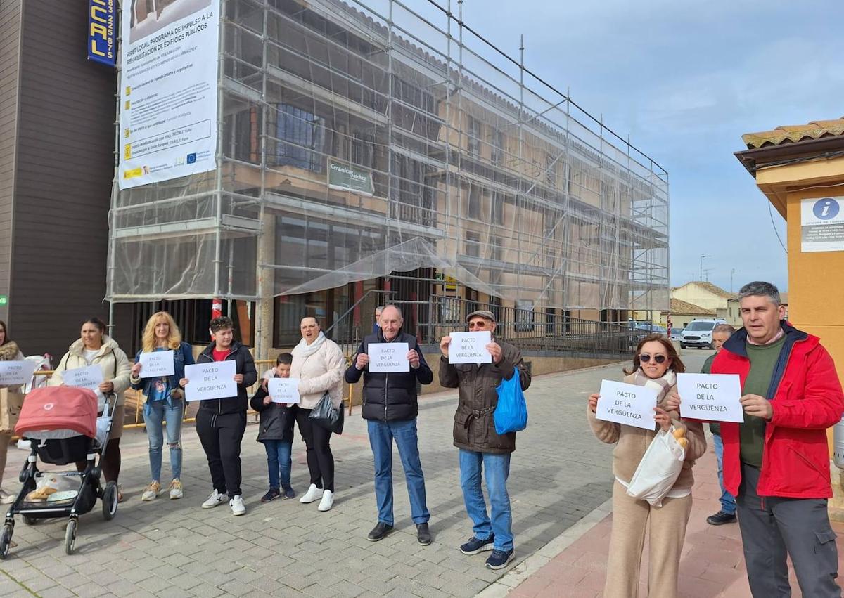 Imagen secundaria 1 - Vecinos de Villabrágima portan este miércoles carteles contra el «pacto de la vergüenza».