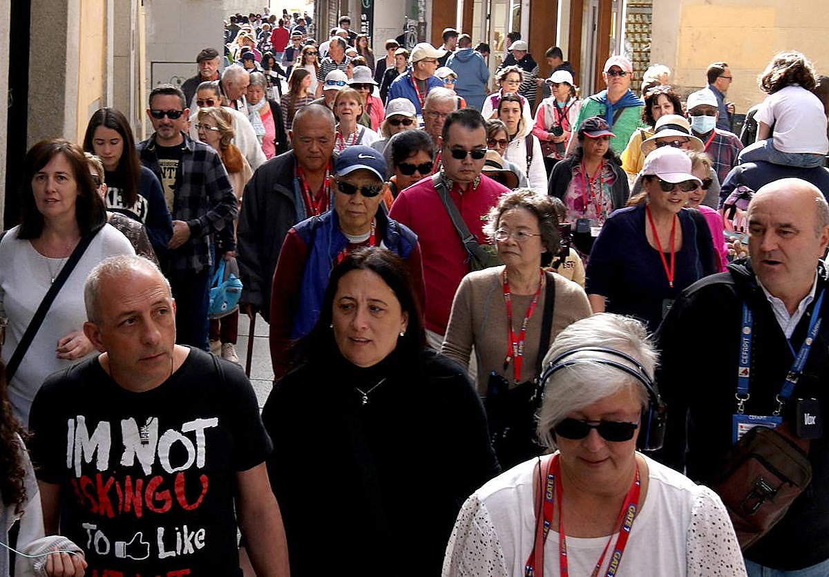 Decenas de turistas pasean por una de las calles de la ciudad en la Semana Santa de 2023.