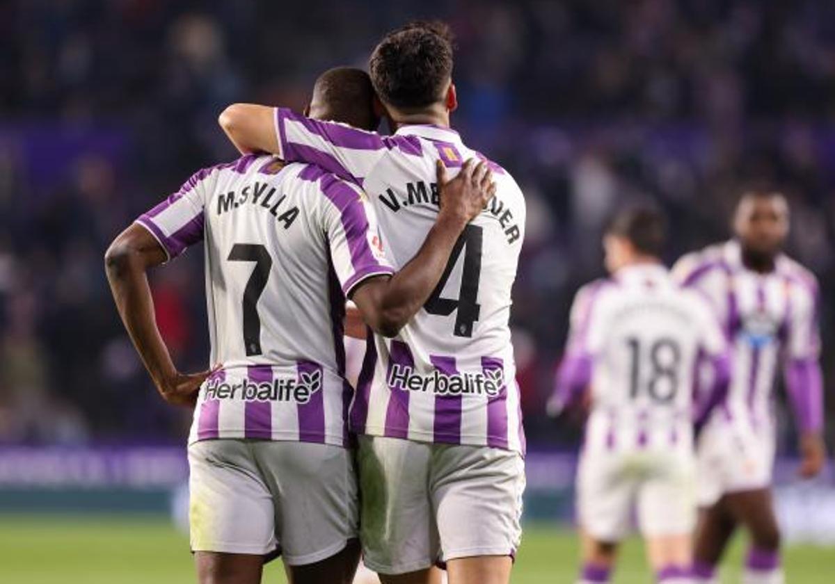 Mamadou Sylla y Víctor Meseguer celebran uno de los goles marcados por el Real Valladolid en la victoria ante el Racing en Zorrilla