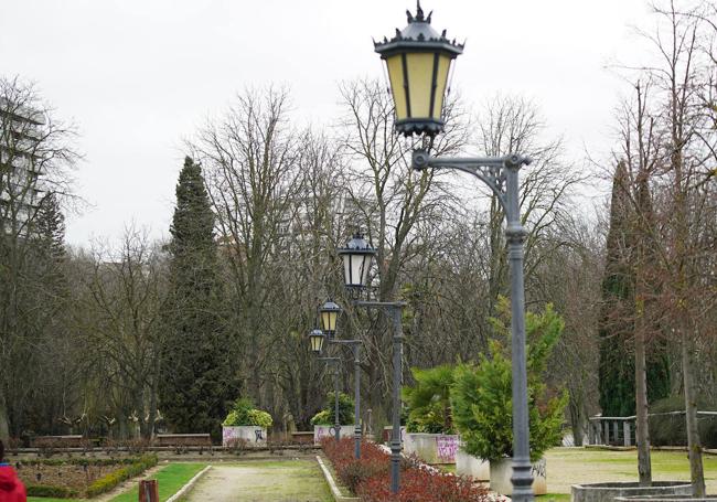 Las primeras farolas que iluminaron el Puente Mayor también están en La Rosaleda.