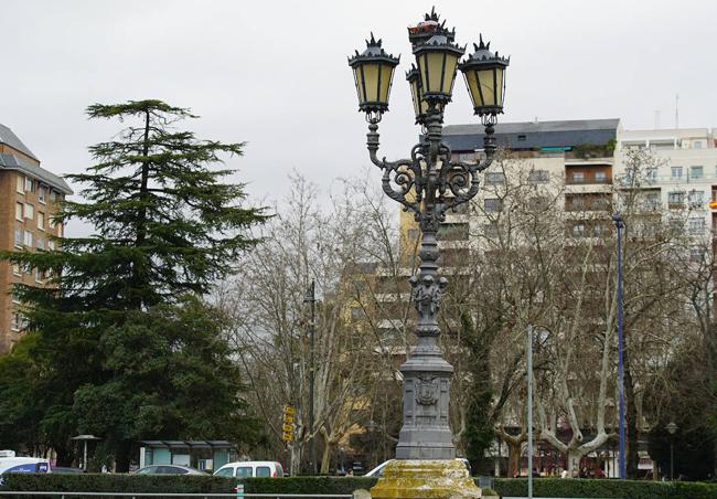 En La Rosaleda están dos de las tres farolas monumentales que han sobrevivido al paso de los años.