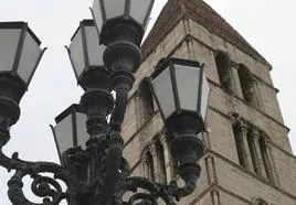 Una de las cuatro farolas monumentales realizadas en 1878 en los Talleres Gabilondo, en la plaza de la Solanilla.