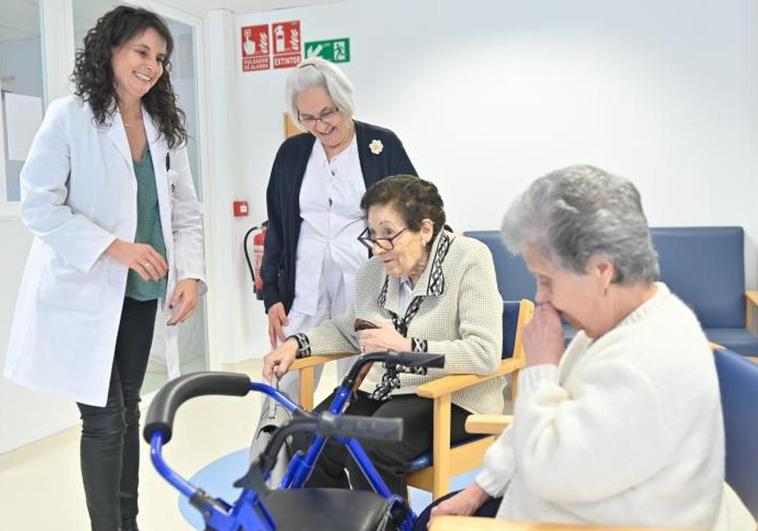 Sonia Marbán, directora de la residencia, atendiendo a Juana Martín y María del Pilar Pérez, dos de las internas más longevas del centro.