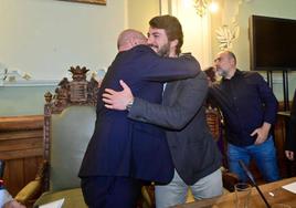 Jesús Julio Carnero y Juan García Gallardo se abrazan el día de la toma de posesión del alcalde.