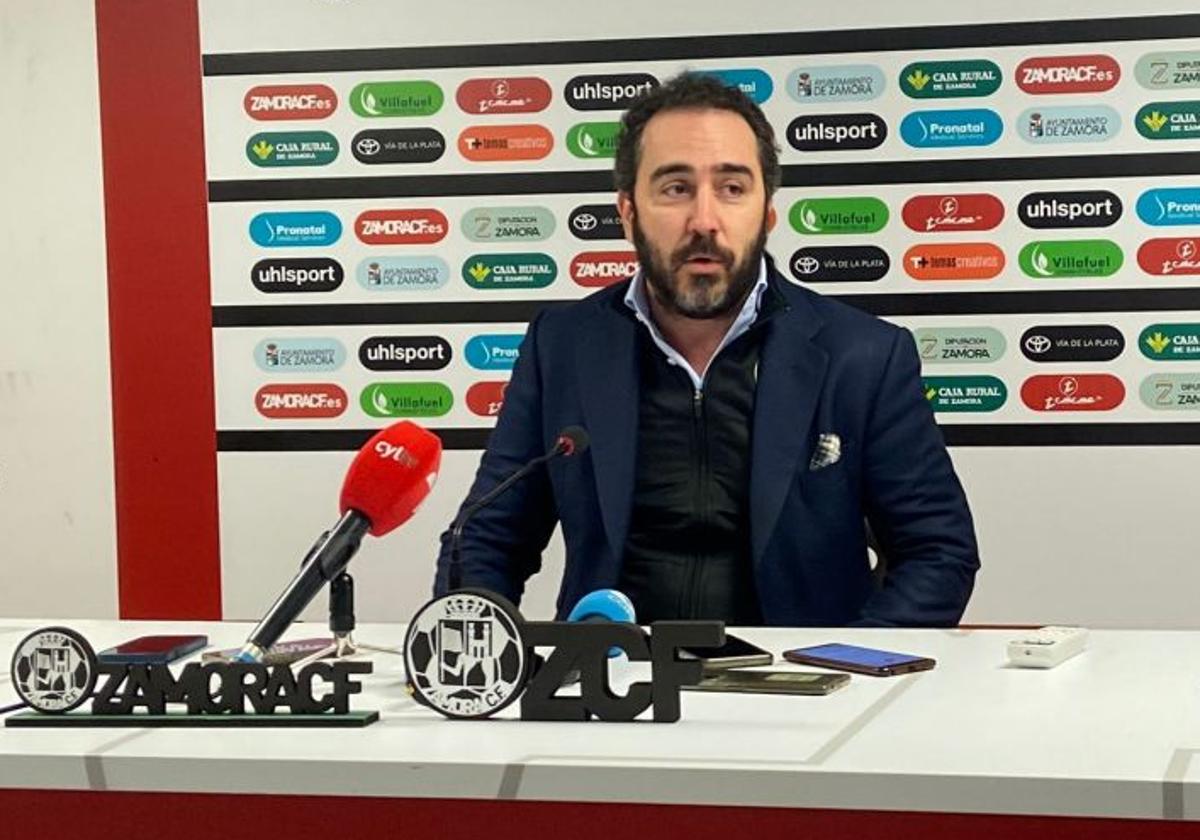 Víctor de Aldama, en una rueda de prensa en el estadio Ruta de la Plata.