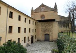 Fachada del convento de Santa Cruz la Real en Segovia.