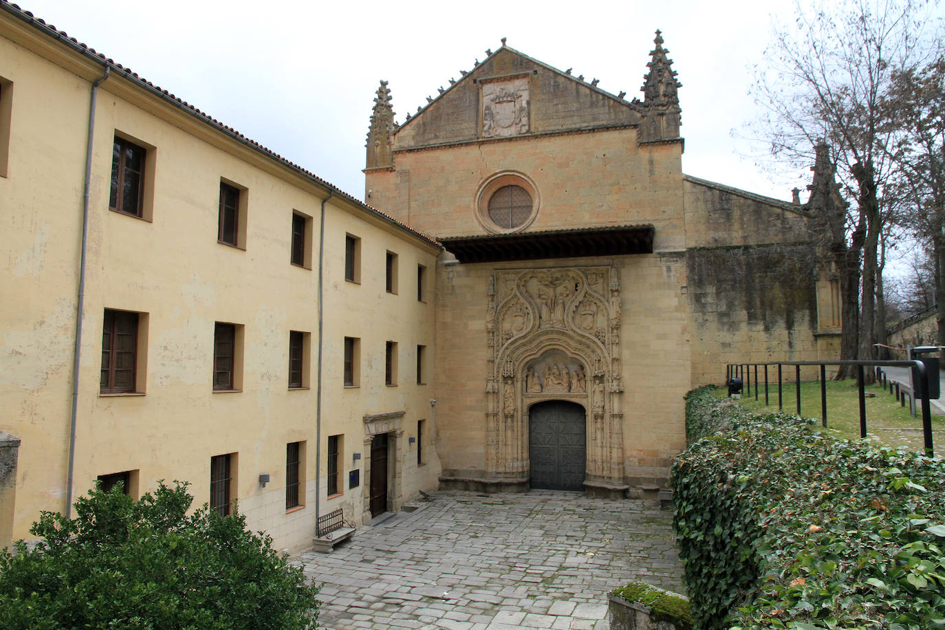 Fachada del convento de Santa Cruz la Real en Segovia.