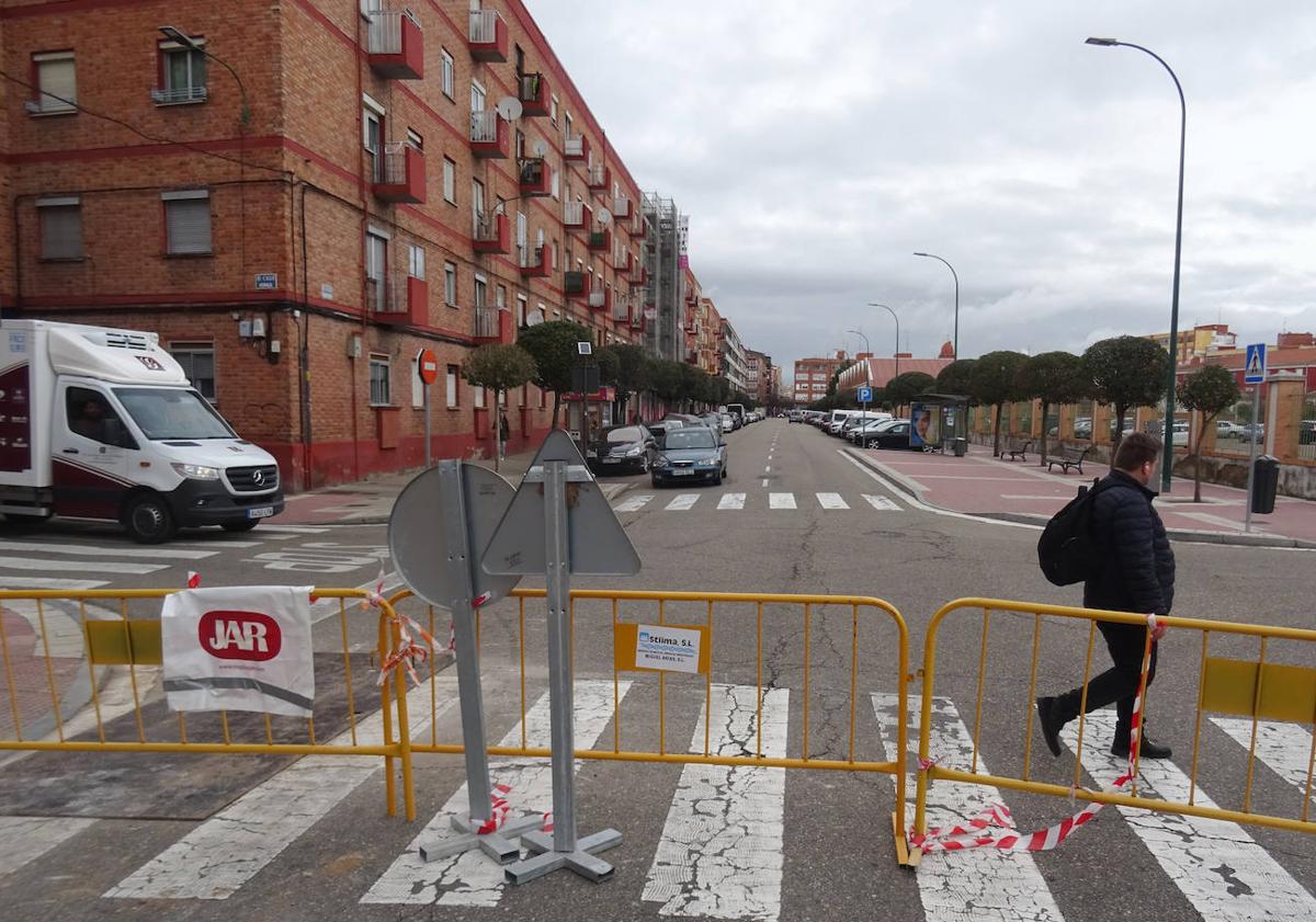 Imagen principal - Arriba, el tramo de Embajadores cortado antes de la intersección con Hornija. Debajo, a la izquierda, el corte desde el cruce con Caballería. A la derecha, la calle Cartagena, sin salida a Embajadores.