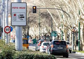 Señalización del 'foto rojo' instalado en el paseo de Zorrilla.