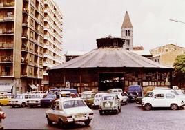 Estampa del mercado de Portugalete, con la iglesia de la Antigua al fondo, en 1970.