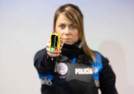 Una de las agentes que portará la Taser acciona el mecanismo durante el curso de aprendizaje.