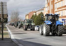 Así ha sido la llegada de los tractoristas a Peñafiel tras las protestas en Madrid