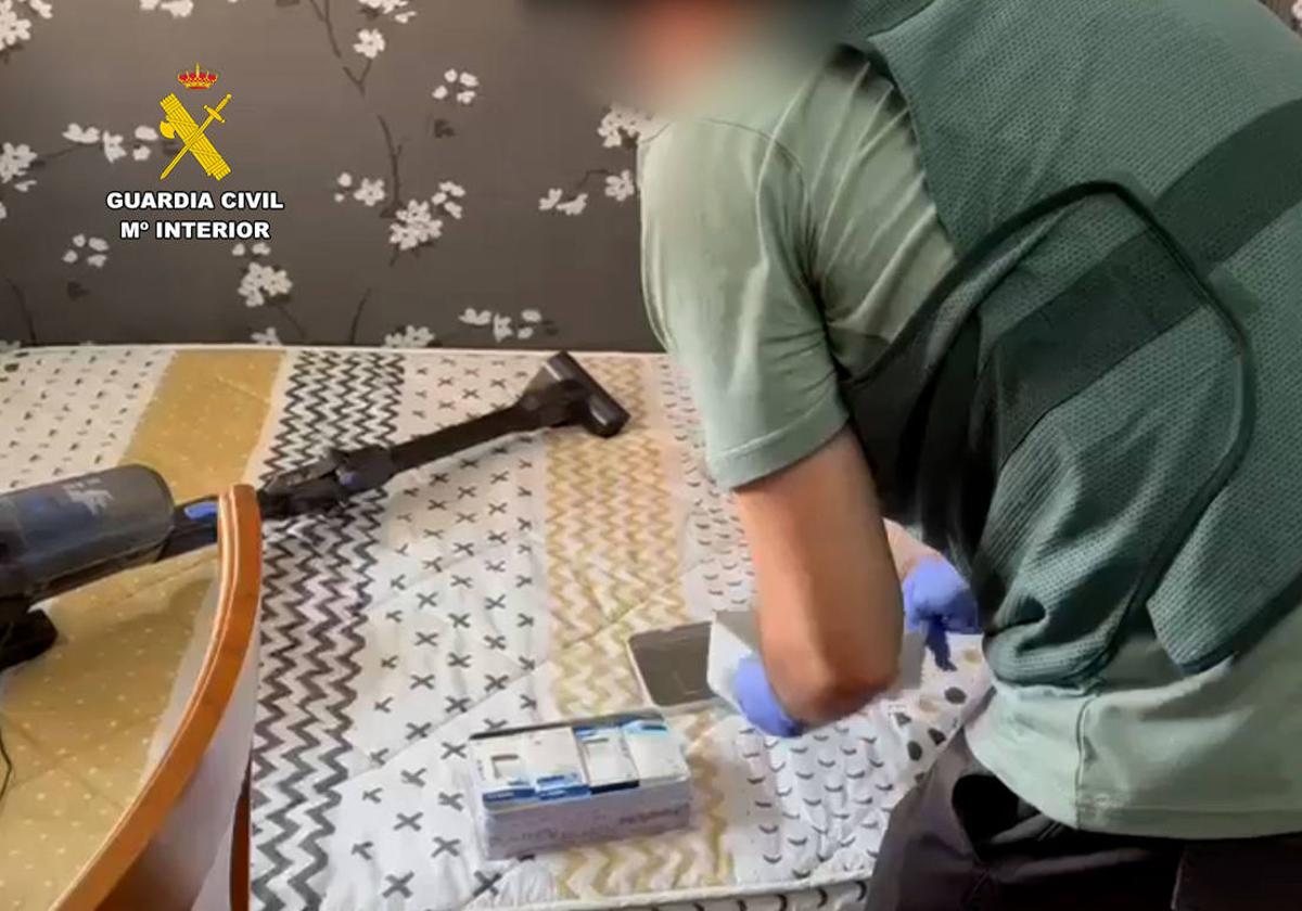 Registro de la Guardia Civil en una vivienda en el marco de la operación Tosepal.