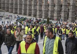 Cientos de agricultores y ganaderos marchan por la cuesta de San Juan.