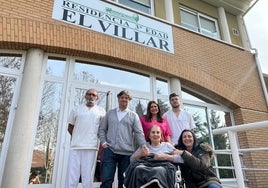 De izquierda a derecha, Jesús Chillón, médico, David Baena, director, Alexandra Lourenco, supervisora, Diego Aguado, enfermero, Maribel Sanz, residente, y su hija, Sonia Santos, en la Residencia El Villar de Laguna de Duero.