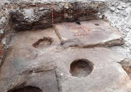 Restos de la vivienda hispanorromana que a su vez cubren otro nivel de ocupación romana y hoyos-vertederos medievales.