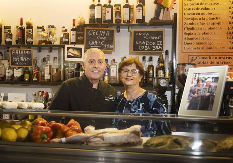 José Fuentes y Yolanda Arroyo, tras la barra del Amador II en la Rondilla