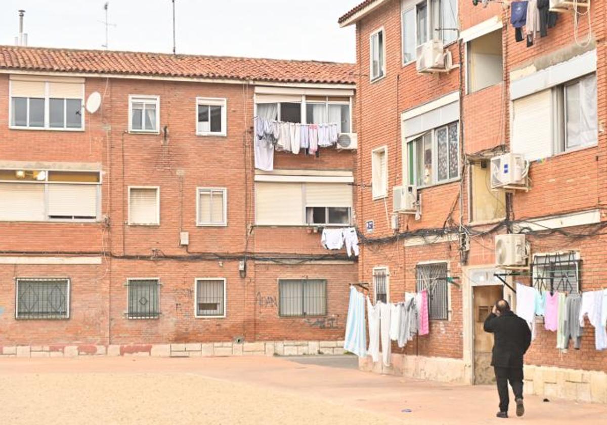 Bloques de viviendas en la plazoleta del grupo Aramburu.